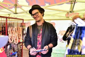 David Kraus přinese své psí Evelíně dáreček 