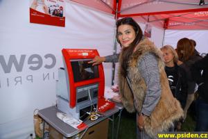 Co si Mahulena na Psím dnu nafotila, hned si nechala vyrobit fotky 