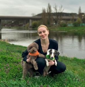 Anna Kadeřávková s pudlem Caesar a jezevčíkem Chumley čte se Čamli, neboli Čam