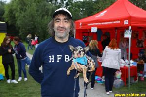 Jakub Kohák s čivavou z depozita Beruška